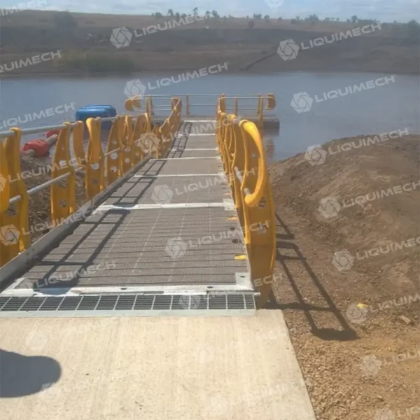Liquimech floating walkway with mesh cleat overlay for inclined access and improved foothold