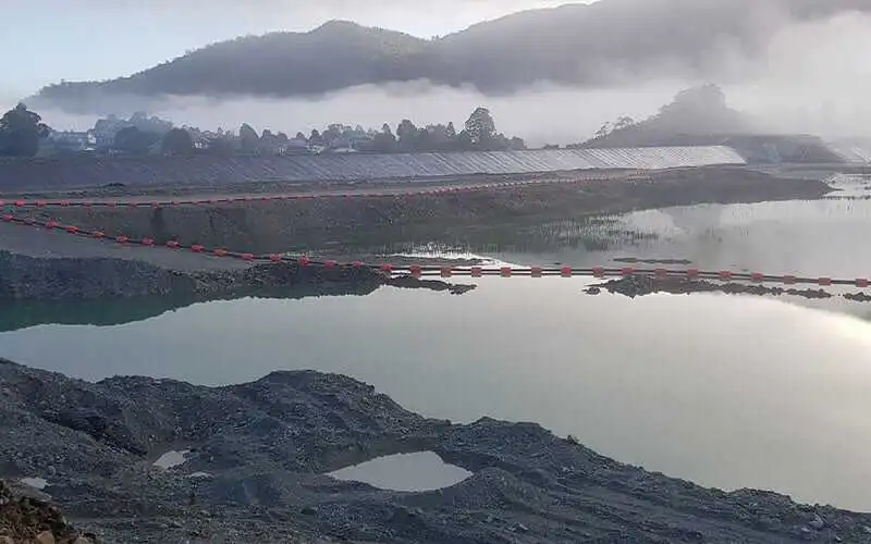 Low-maintenance floats supporting cables, hoses and pipes in mining